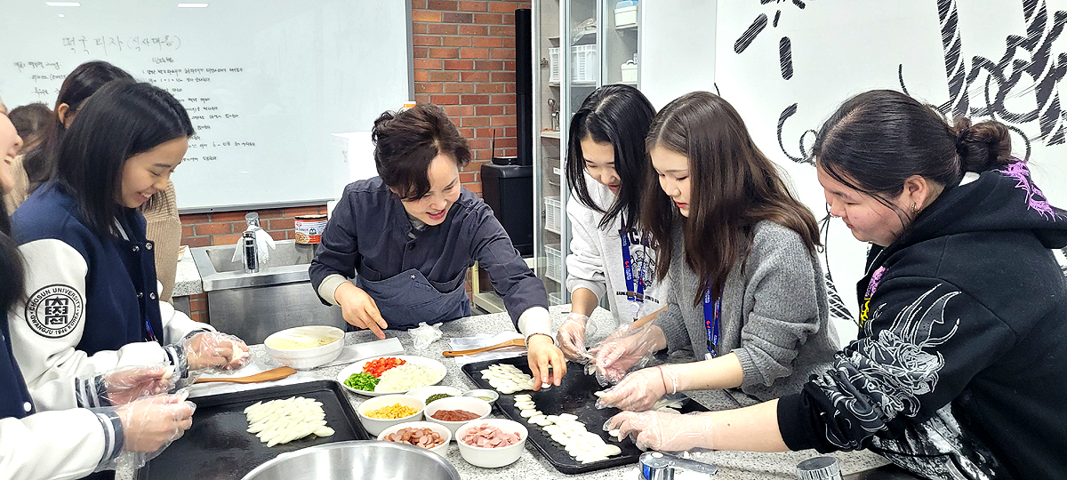몽골과학기술대학교 부속 고등학교 학생들이 경북 전문대학이 운영하는 단기연수 프로그램에 참여해 호텔외식과에서 체험하고 있다(경북 전문재 제공)