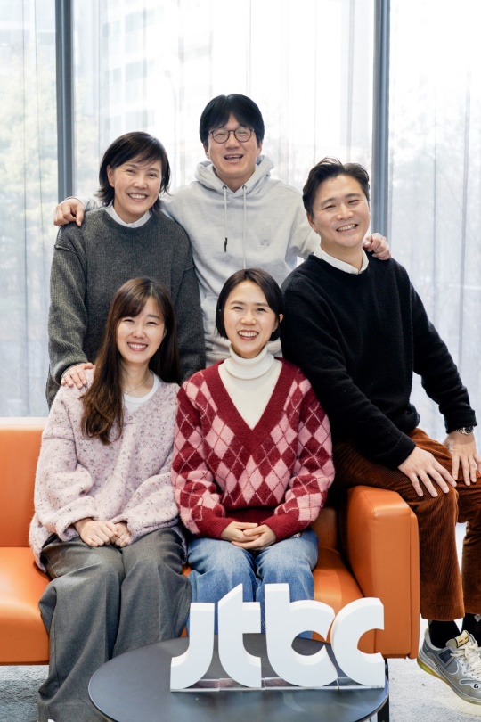 (왼쪽부터 시계방향)임정아 예능제작본부장, 민철기, 손창우, 황교진, 김은정 CP/사진