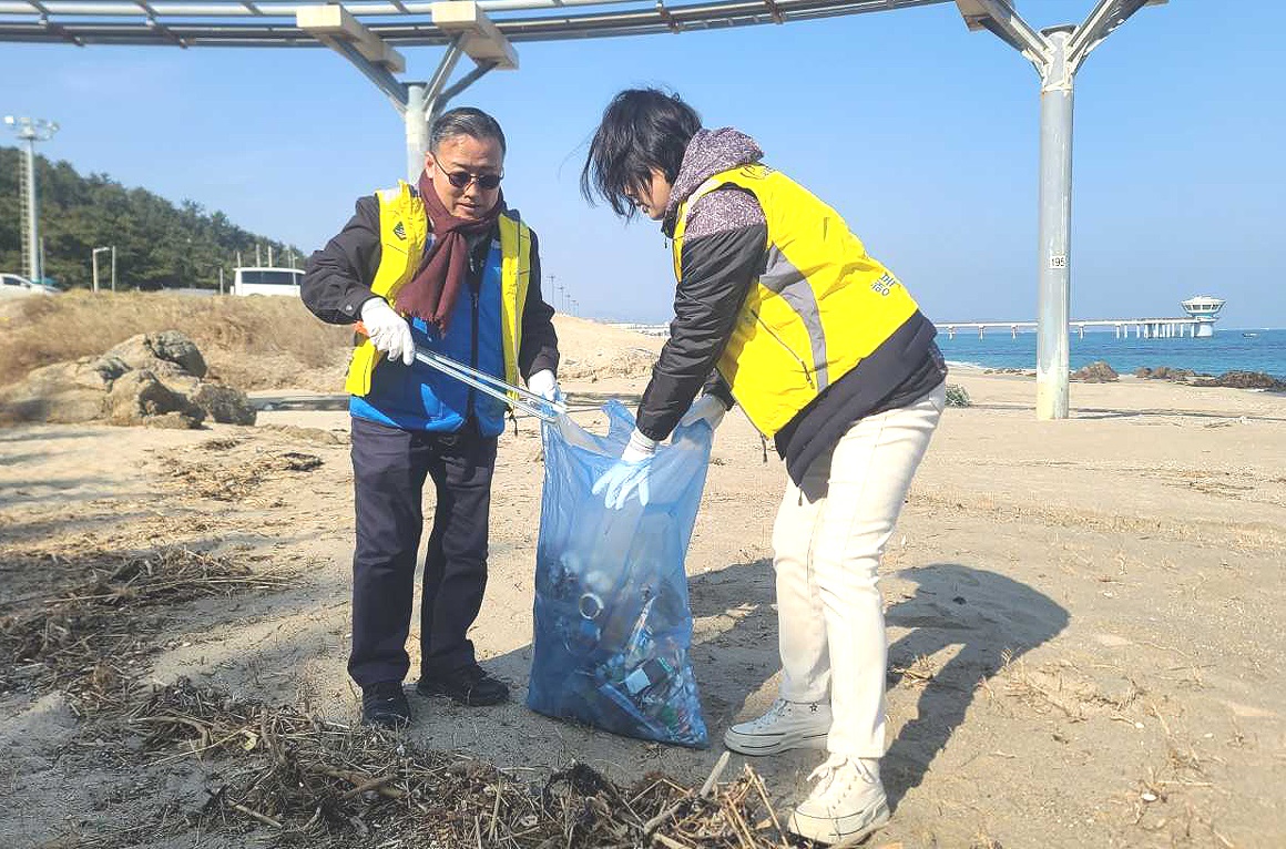 김와철 관장이 ‘후정해수욕장’에서 쓰레기를  수거하고 있다(해양과학관 제공)