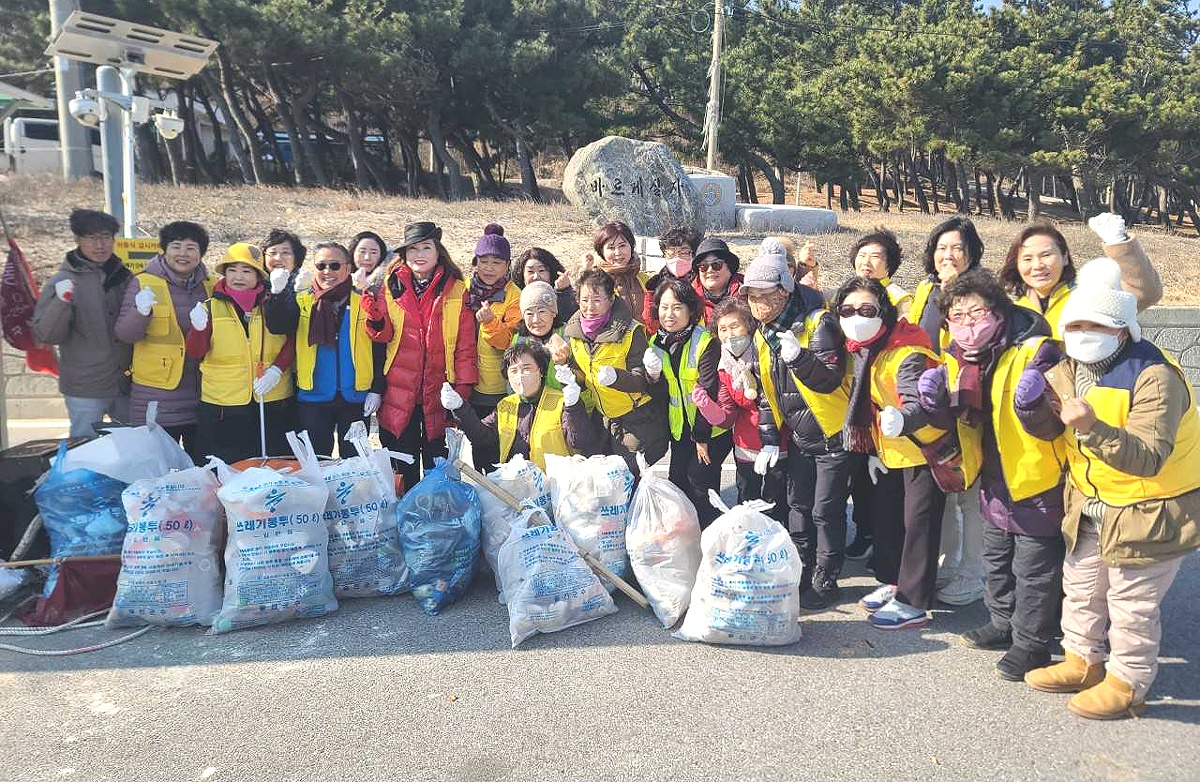 국립해양과학관이 에너지와 여성회원 대상 성인 맞춤형 해양과학 소양교육후 후정해수욕장에서  참여단체와  해양정화활동을 마친후 기념사진을 찍고 있다(해양과학관 제공)