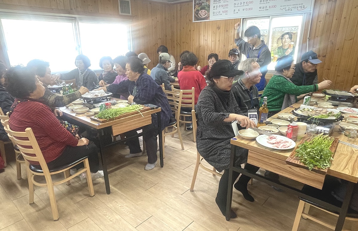 육지에 도착한 어르신들이 울릉크루즈가 제공한 맛있는 식사를 하고 있다
