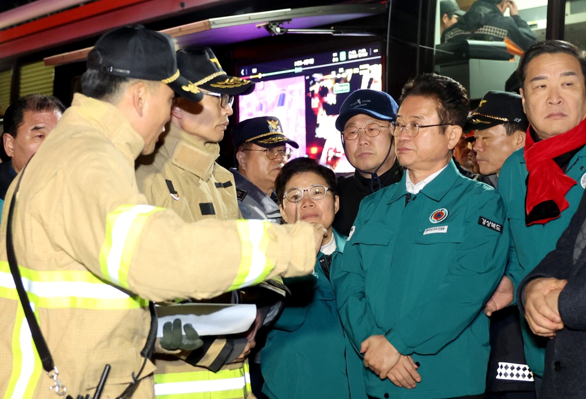 문경_화재_당일_사고현장에_도착해_상황을_보고받는_이철우_도지사