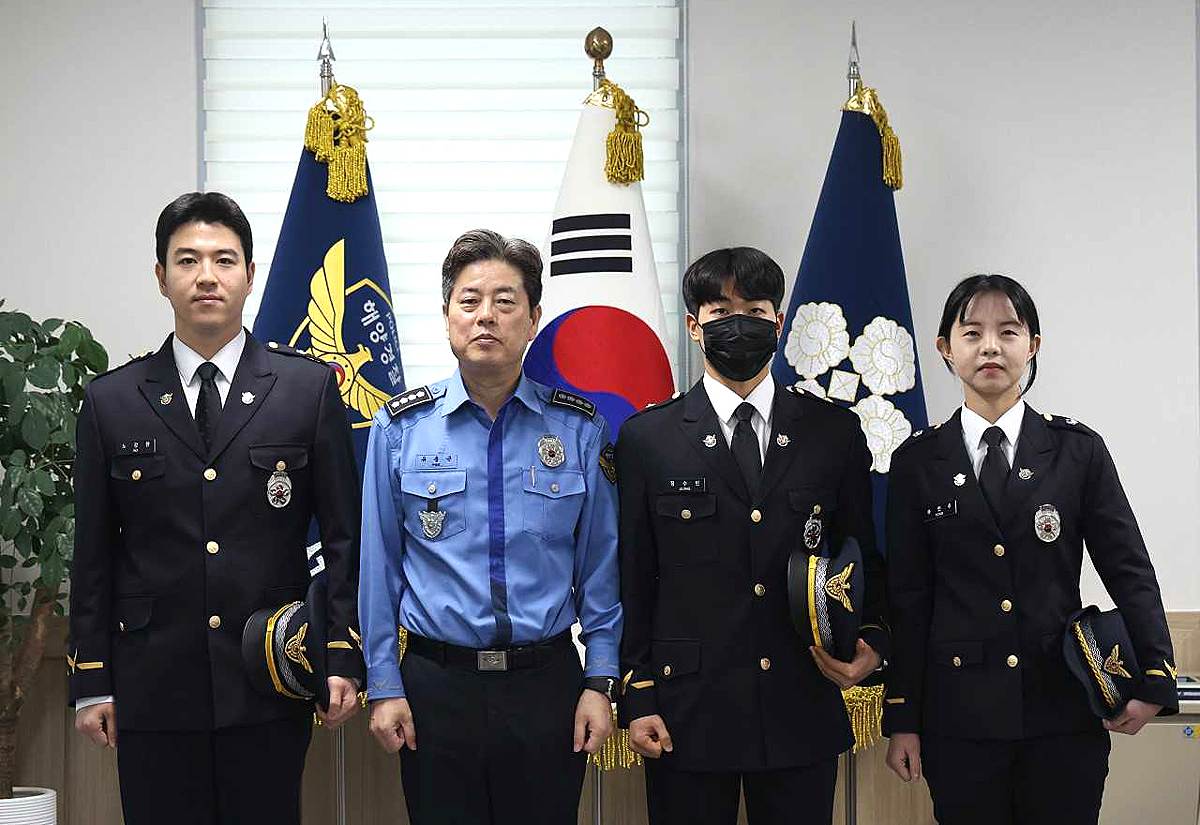 동해해양경찰서 신입 해경 간부후보생 9기 전입환영식후   기념사진을 찍고 있다 .사진 왼쪽부터 노강현 경위, 유충근 동해해경서장, 정수빈·송민주 경위 (동해해양경찰서제공)