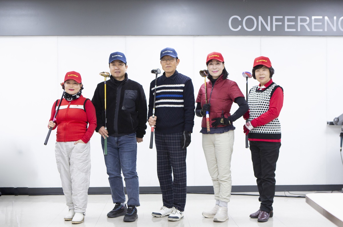 영진전문대 파크골프경영과 1기로 졸업하는 서순복, 박종성 등 동기생들이 포즈를 취하고 있다.[영진전문대 제공]