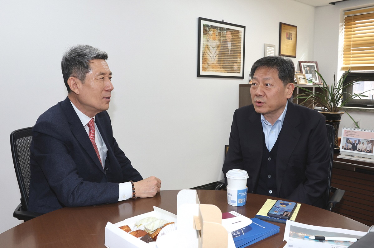 이강덕 시장(왼쪽)이 서울대 의과대학 지역의료혁신센터를 방문해 강대희 센터장과 환담하고 있다.(포항시 제공)