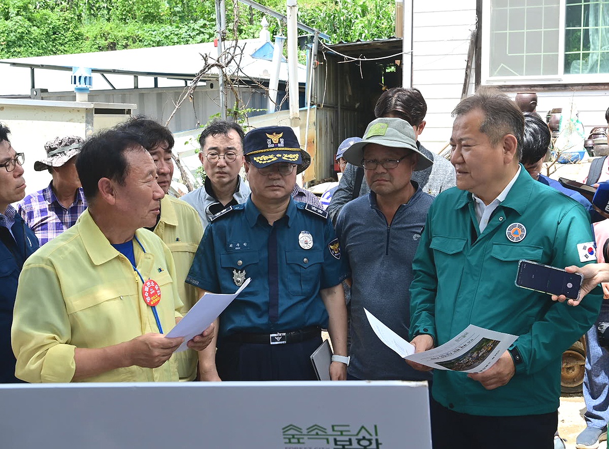 박현국 군수가 봉성면 우곡리 오그래미마을 산사태 당시 피해현장을 찾은 이상민 행안부 장관에게 피해상황을 보고하고 있다.(봉화군제공))