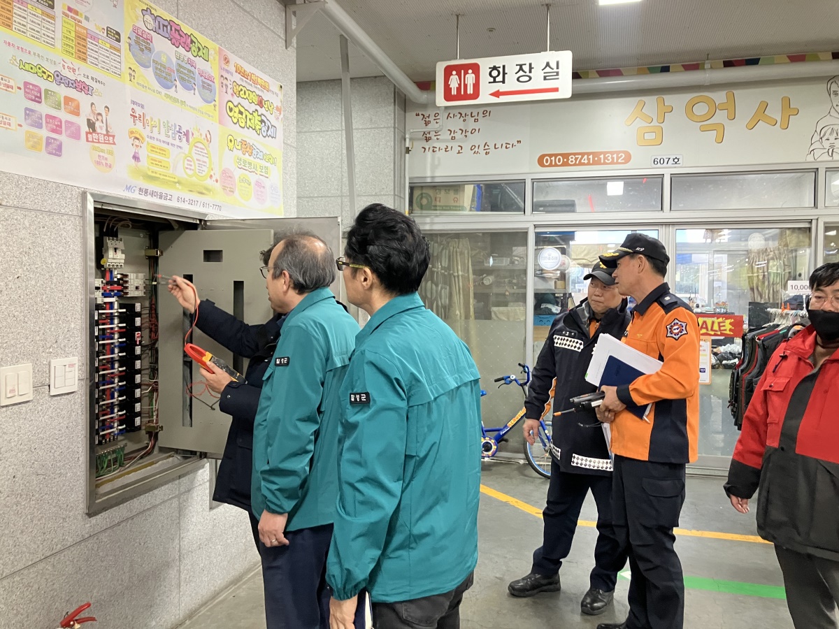 대구 달성군이 지역내 전통시장에서 화재 예방 관계기관 합동점검을 실시하고 있다.[대구 달성군 제공]