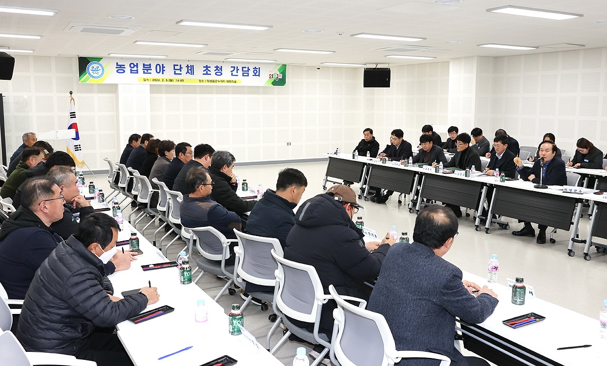 김주수 의성군수가  125개 사회단체와 릴레이 간담회에서 군정현안에 대해 설명하고 있다(의성군 제공)