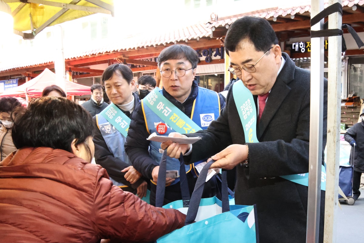 주낙영 경주시장이 중앙시장에 열린 전통시장 장보기 행사에 참석해 장을 보고 있다.[경주시 제공]
