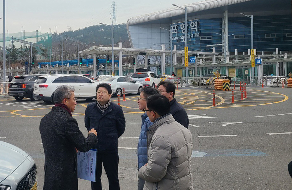 장상길 포항시 부시장이 설연휴 기간 포항역을 방문해 교통흐름을 살피고 휴일 비상근무 중인 직원들을 격려했다(포항시 제공)
