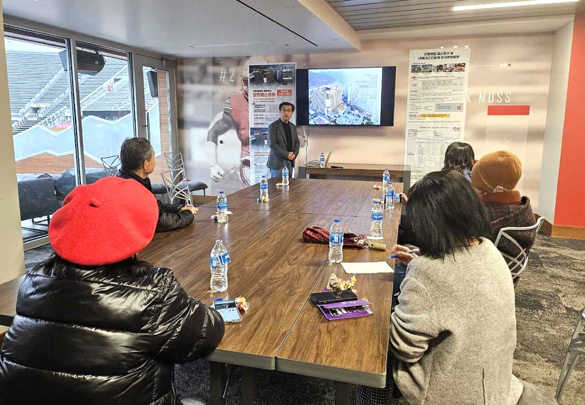 안동병원 관계자가  미국 유타 주 현지 홍보 마케팅에서 안동의 문화 ,역사 병원소개를 하고 있다(안동병원 제공)