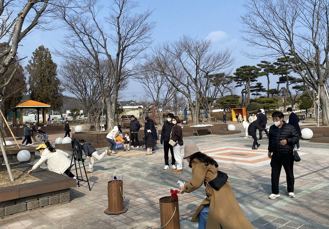 설 연휴기간 동궁원에서 방문객들이 민속체험 놀이를 즐기고 있다.[경주시 제공]