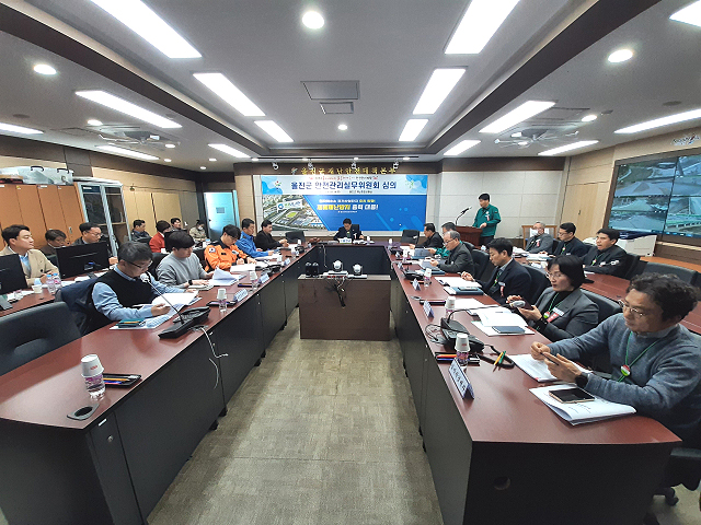 2024 울진 대게와 붉은 대게 축제’ 안전을 위해 박세은 부 군수를 위원장으르 한 실무 위원회가 열리고 있다.(울진군 제공)
