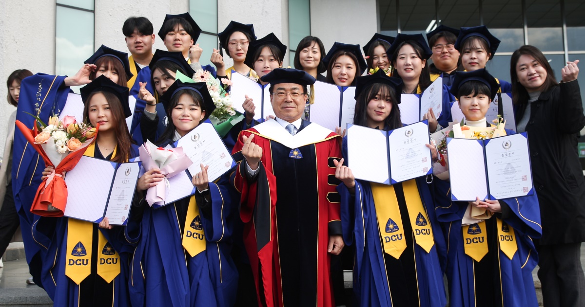 16일 열린 대구가톨릭대 2023학년도 전기 학위수여식에서 성한기 총장과 졸업생들이 함께 기념 촬영을 하고 있다.[대구가톨릭대 제공]