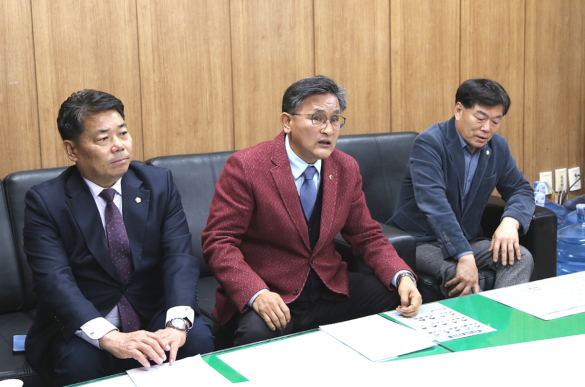 지난 15일 영주시청 기자실에서 임종득 예비후보 지지를 선언하는 이상근(왼쪽부터) 영주시의원, 박성만 경북도의원, 김병기 영주시의원.