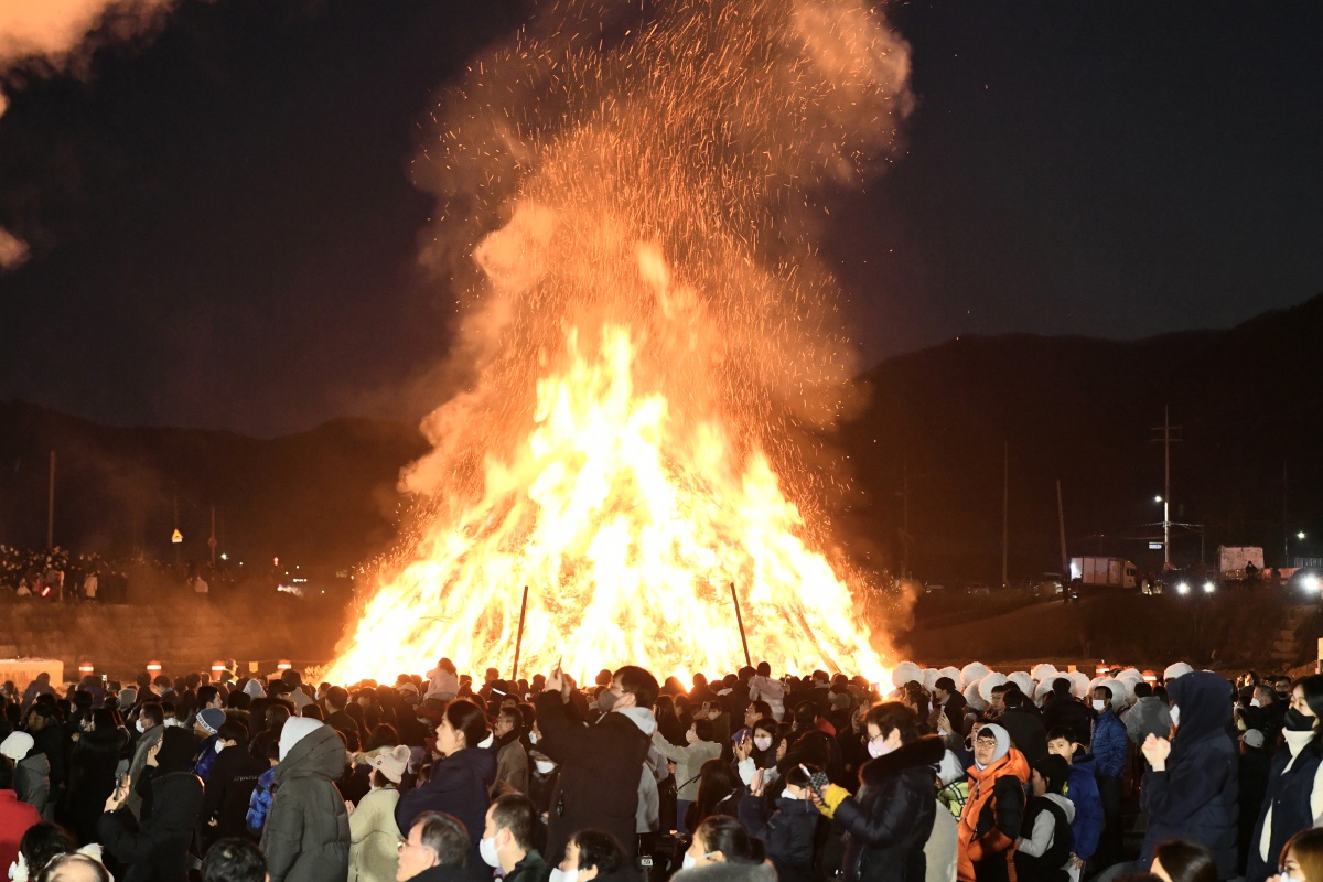 경산시- 둥근 보름달에 소원을 빌어보아요(제20회 정월대보름 달집태우기 행사 모습)3