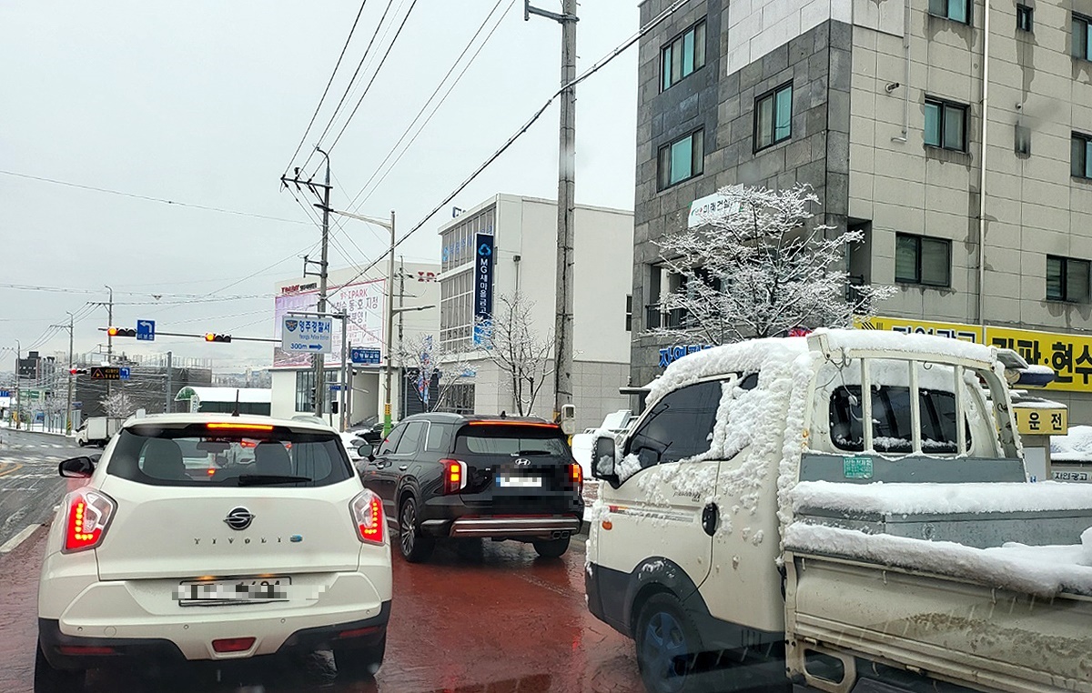 22일 대설주의보가 내려진 영주시역에 신속한 제설작업으로 아침 출근길 시민불편을  최소화 했다(사진=김성권 기자)