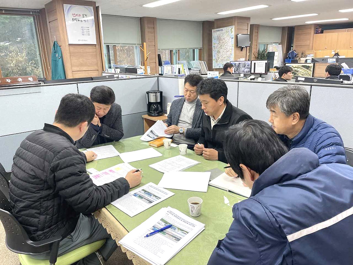 영주시가 국가철도공단과 ‘영주역 안전연결통로 설치’의 사업비 분담 협의를 하고 있다(영주시 제공)