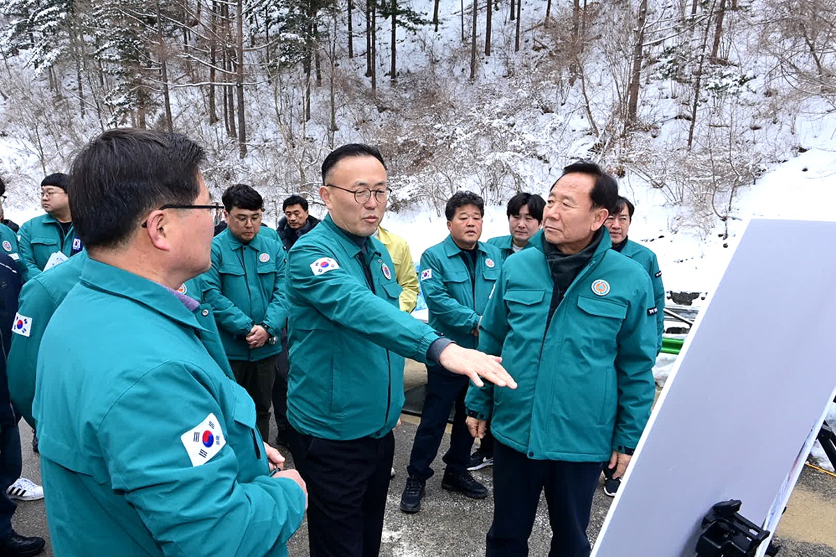 이한경 행정안전부 재난안전관리본부장이 24일 오후 경상북도 봉화군 소재 오그래미 지구단위종합복구사업장을 방문해 해빙기 안전점검을 하고 있다(봉화군 제공)