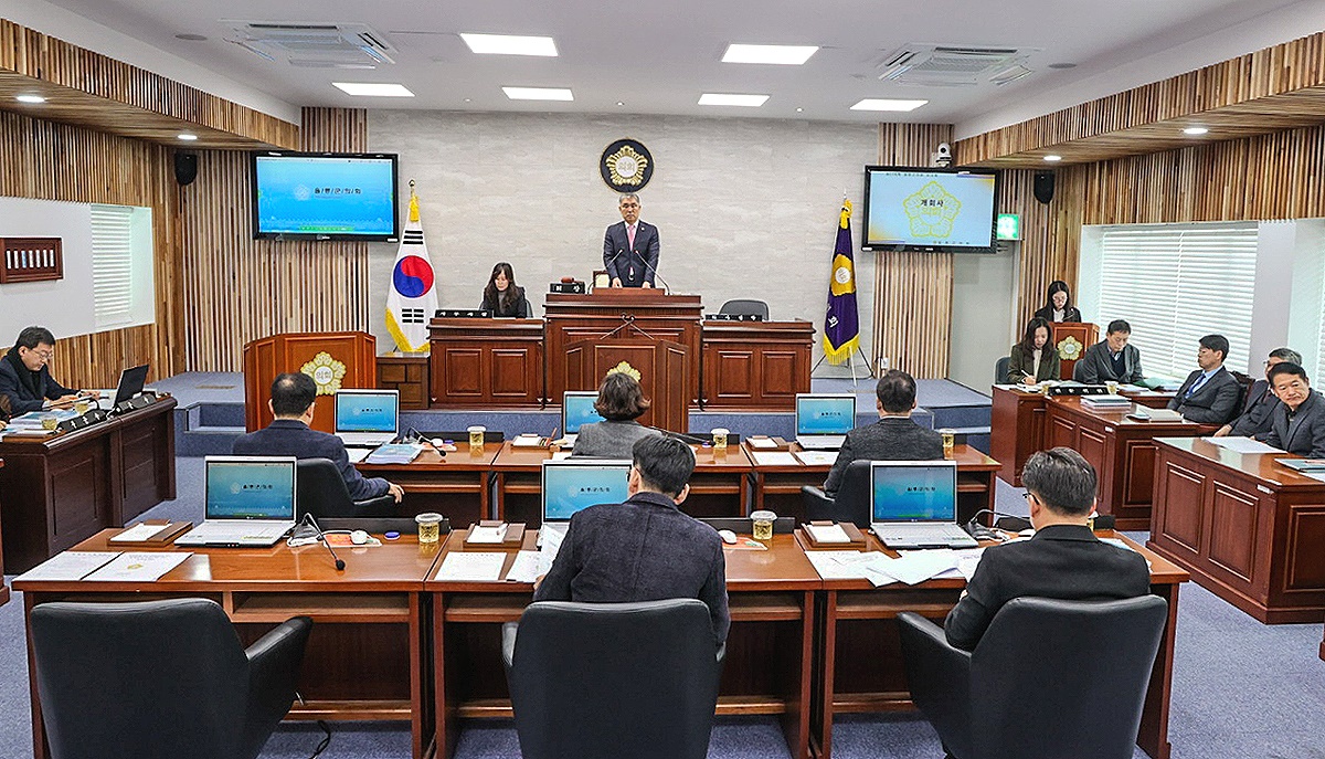 26일 울릉군의회  제 276회 임시회에서 공경식 의장이 개회사를 하고 있다(울릉군의회제공)