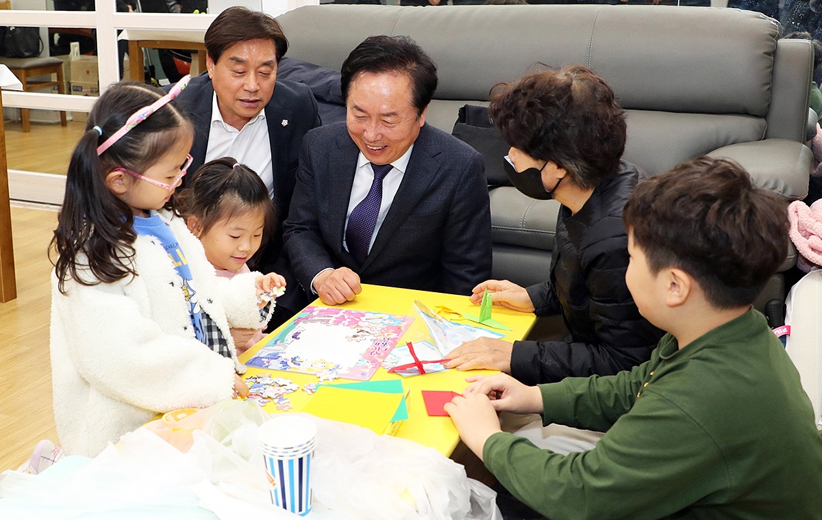 권기창 안동시장이  경로당 연계 아동돌봄센터를 방문해  운영을 확인하고 있다(안동시 제공)