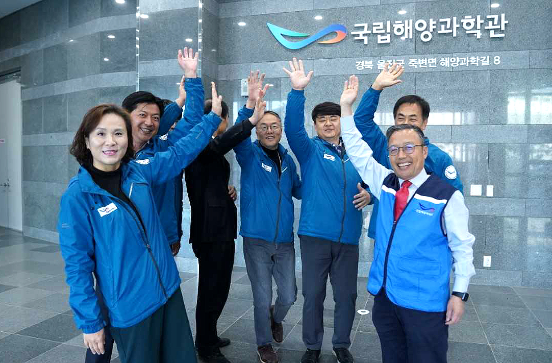 취임 100일을 맞은 김외철(오른쪽)관장이 국립해양과학관 로비에서 임직원과 함께 기념사진을 찍고 있다