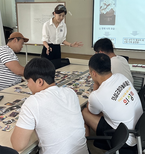 성군청 씨름선수단이 멘탈코칭을 받고 있다.(케이스포츠심리상담센터제공)