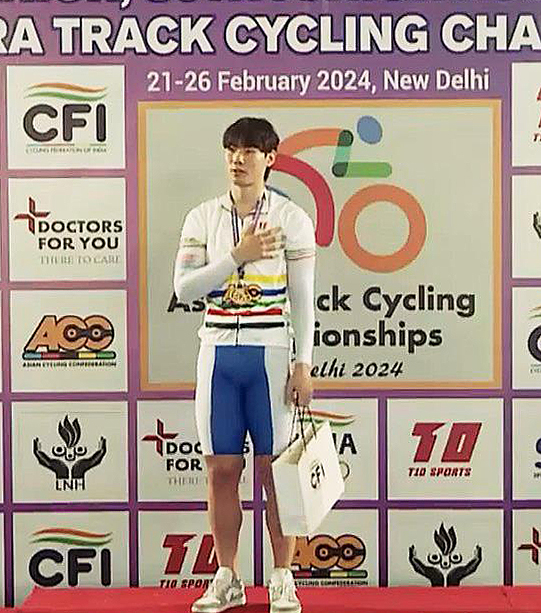 제30회 트랙 아시아주니어선수권대회 3관왕을 차지한 영주 제일고 박준선 선수(가 수상을 하고 있다.( 제일고 제공)