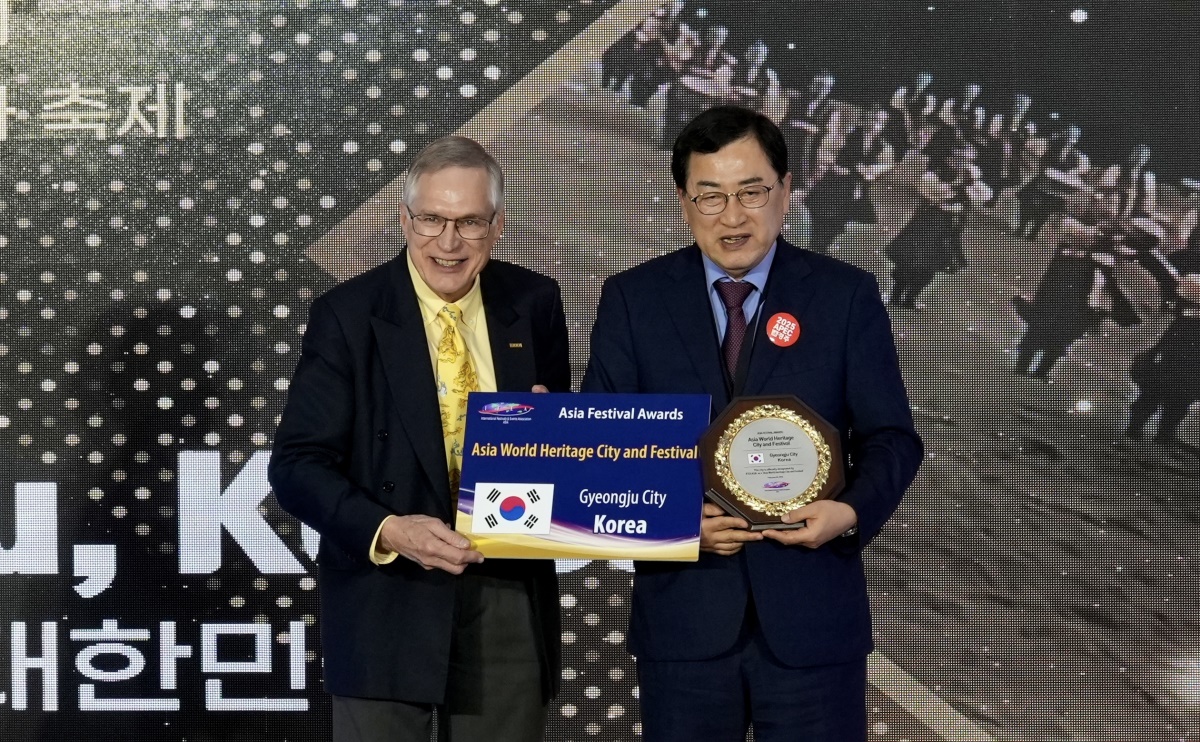 주낙영 시장이 28일 태국 파타야 자인호텔에서 열린 아시아 페스티벌 어워즈에 참석해 베스트 세계유산도시와 축제 부문 대상을 수상한 후 기념촬영을 하고 있다.[경주시 제공]