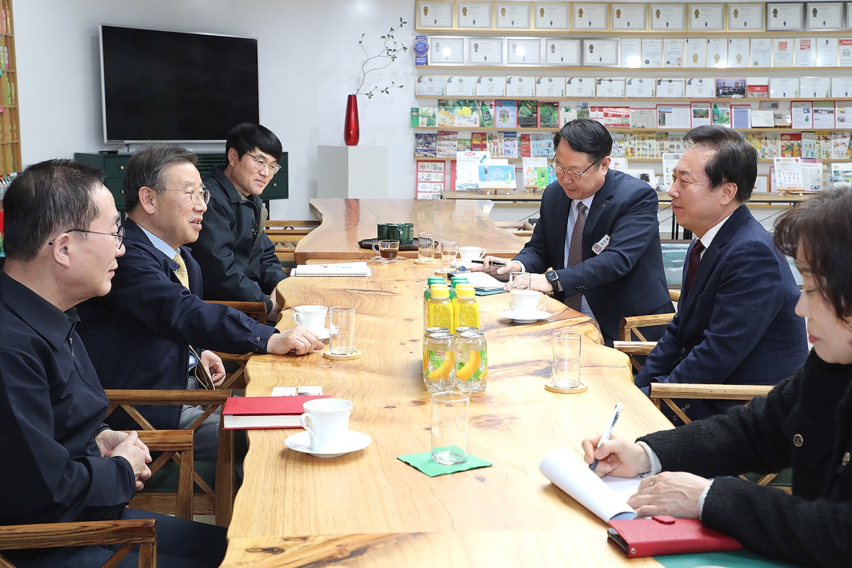 권기창 (오른쪽 가운데)안동시장이 산업단지에 입주한 OKF를 방문해 기업의 애로사항을 귀담아 듣고있다(안동시 제공)