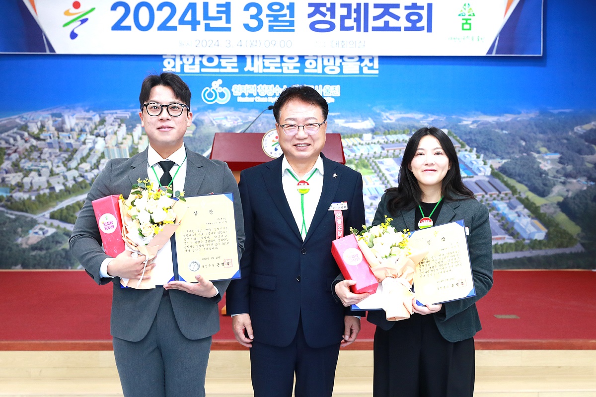 손병복 울진군수가 2월 인사왕 공무원들과 기념촬영을 하고 있다. (울진군 제공)