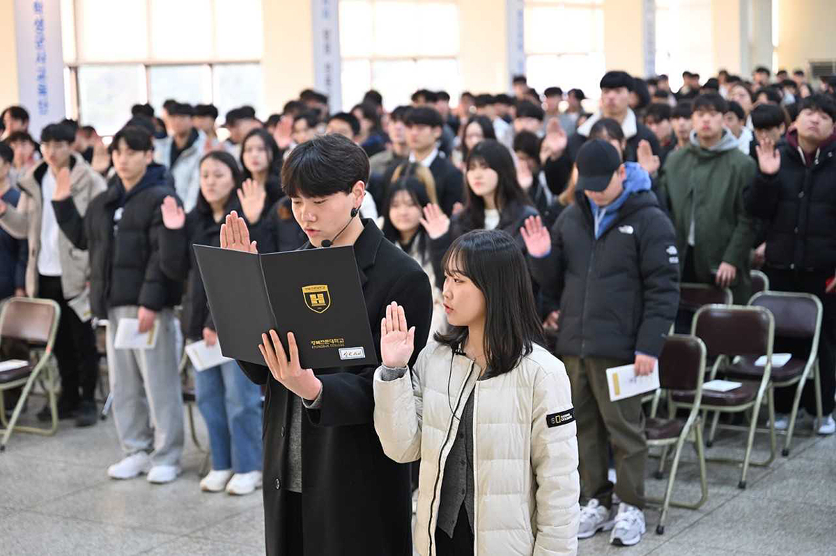4일 열린 경북전문대학교 입학식에서 신입생 대표가 입학선서를 하고 있다(경북 전문대 제공)
