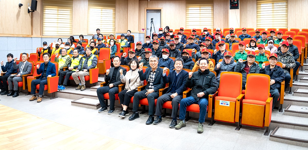 4일 열린  산림일자리 발대식 및 안전교육에서 파이팅을 외치고 있다(울릉군 제공)
