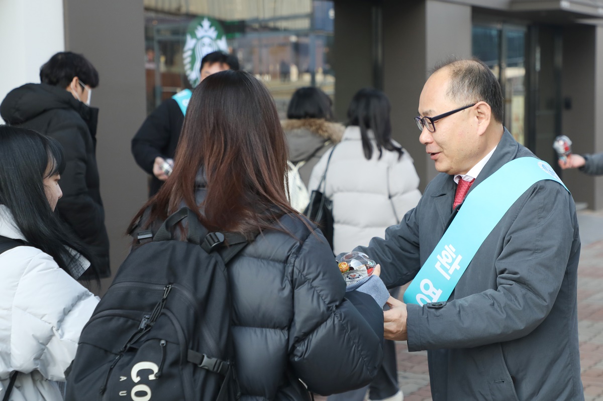 이재용 총장이 신입생에게 간식을 전달하고 있다.[영남이공대 제공]