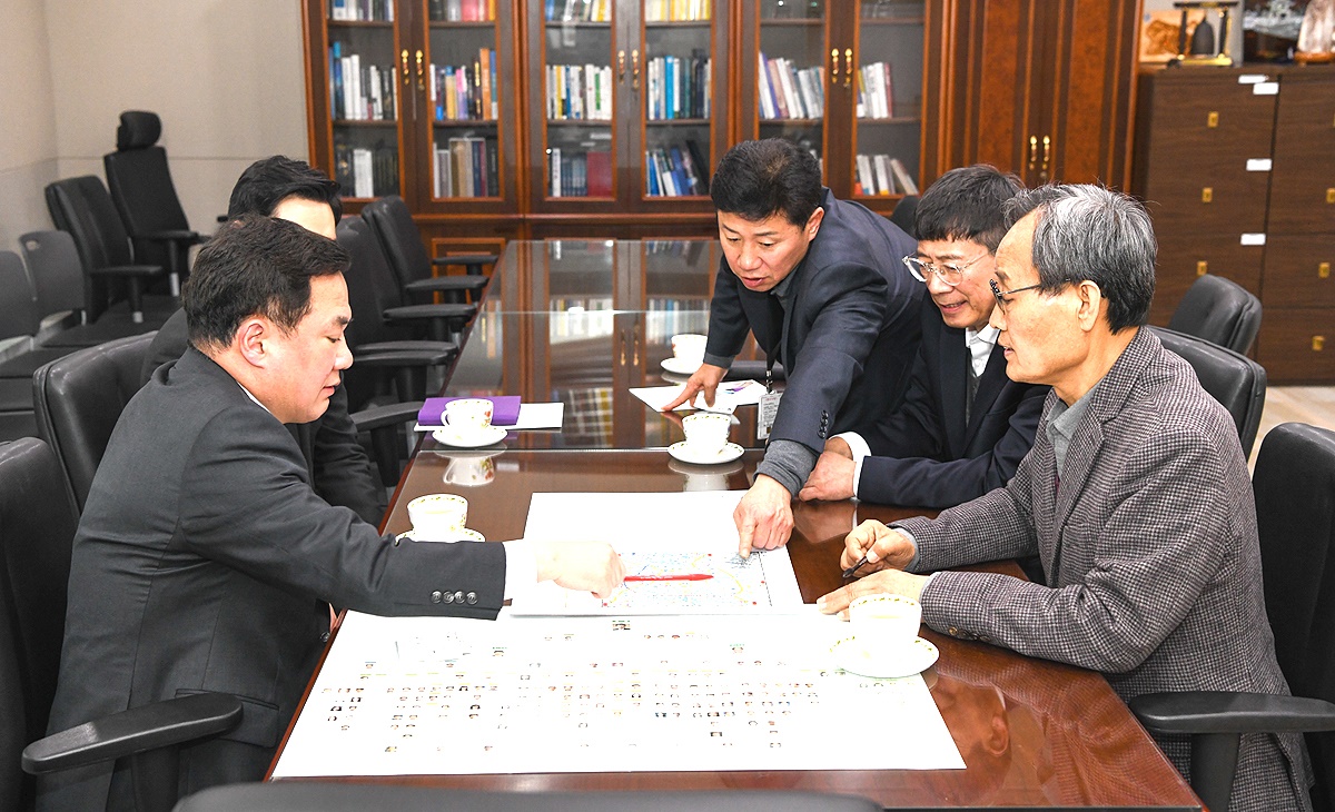 5일 박남서(오른쪽)영주시장이 백원국 국토교통부 제2차관을 만나 ‘국도28호선 대체우회도로(적동~상망) 건설’ 사업 반영을 건의하고 있다(영주시 제공)