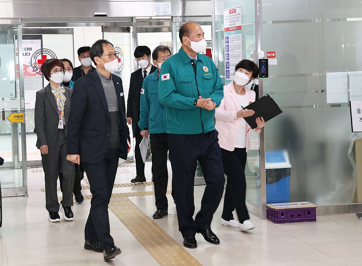 강영석 상주시장이 지역응급의료기관의 비상 진료체계 운영 현황을 점검하고 현장 의료진들을 격려하기 위해 상주성모병원과 상주적십자병원을 방문했다(상주시 제공)