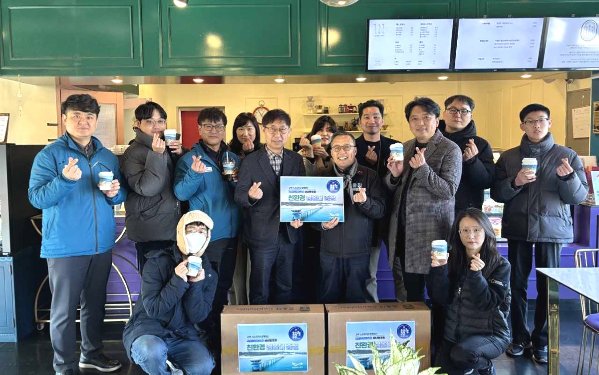 국립해양과학관 사내동호회 ‘울진미식가이드 울슐랭’ 이가 직접만든 ‘친환경 컵홀더’ 1만개를 제작, 울진군 소재 10개의 커피숍에 각 1000 개씩 전달해 지역 소상공인에게 큰 인기를 끌고 있다.(국립해양과학관제공)