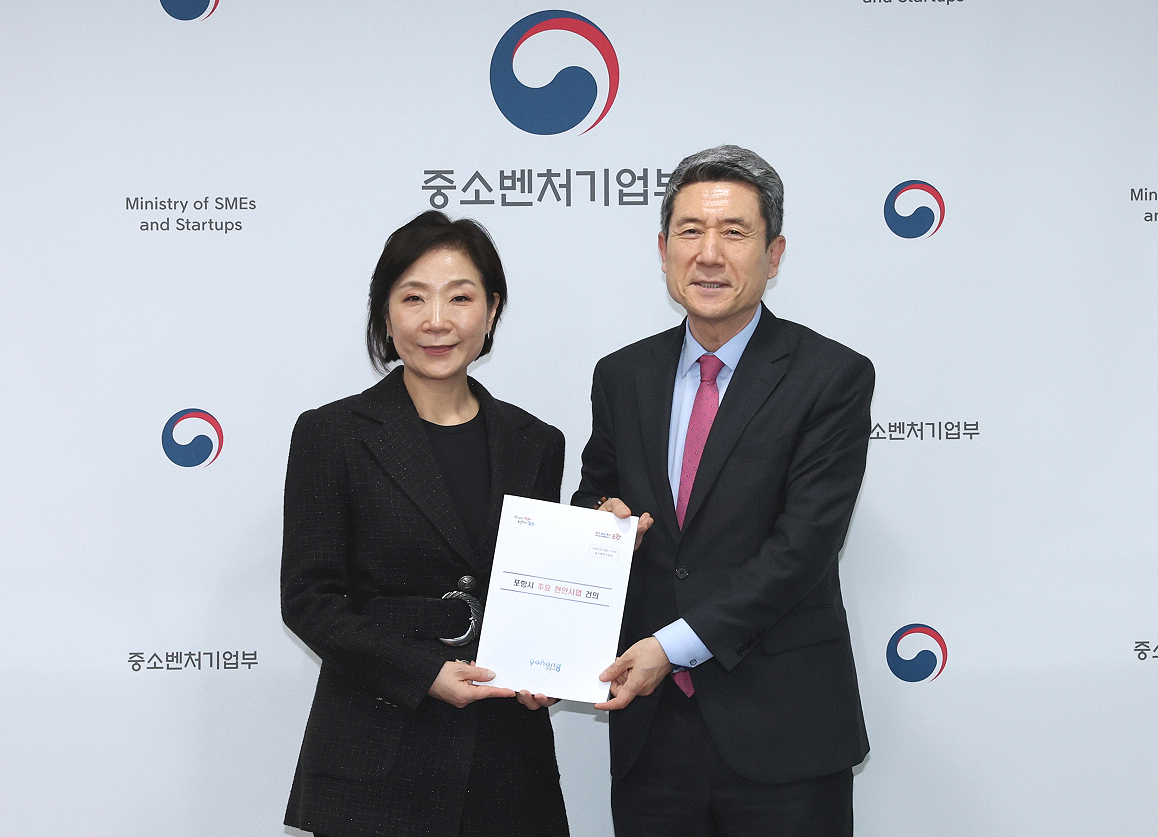 이강덕 포항시장은 지난 5일 중소기업기술정보진흥원에서 오영주 중소벤처기업부 장관을 만나 글로벌 혁신특구 공모에 포항시가 반드시 선정될 수 있도록 적극 건의했다.(포항시 제공)