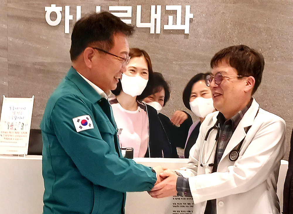 손병복(왼쪽)울진군수가 의료현장을 방문해 운영실태를 점점한후 의료진들을 격려하고 있다(울진군 제공)