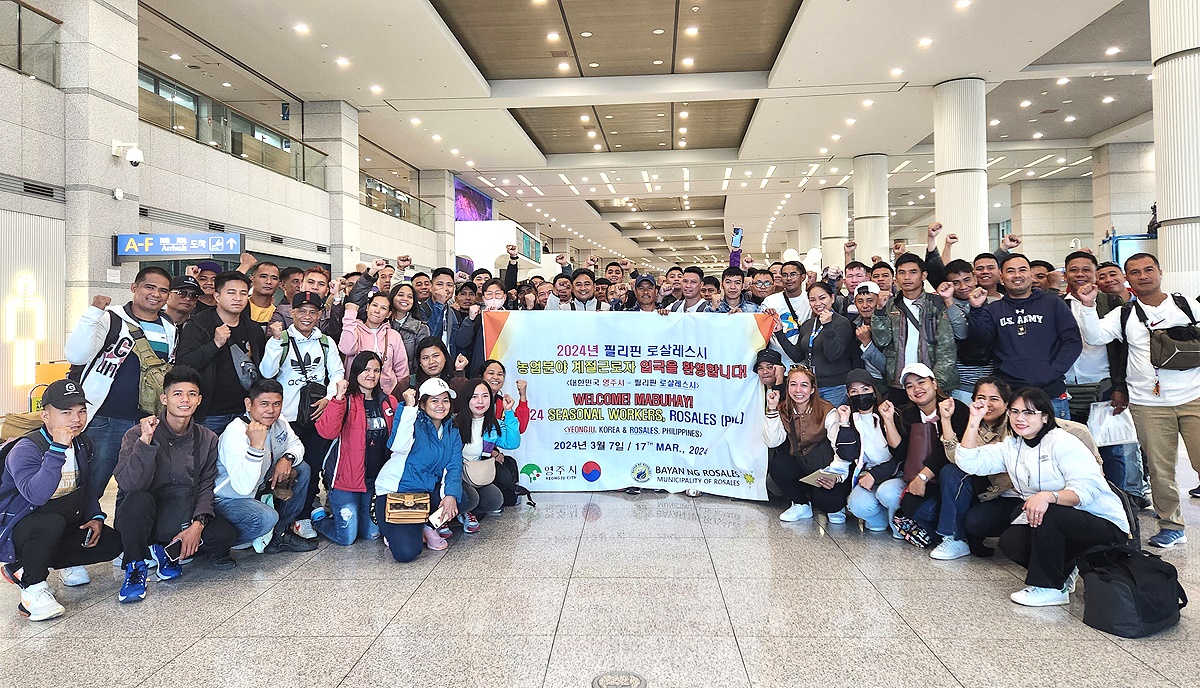 7일 필리핀 로살레스시 계절근로자 67명이 입국해  단체 기념사진을 찍고 있다. 이들은  이들은 영주지역 고용 농가와 함께 E-8체류자격으로 기본 5개월, 체류연장 시 최장 8개월간 영농파트너로 일하게 된다.(영주시 제공)