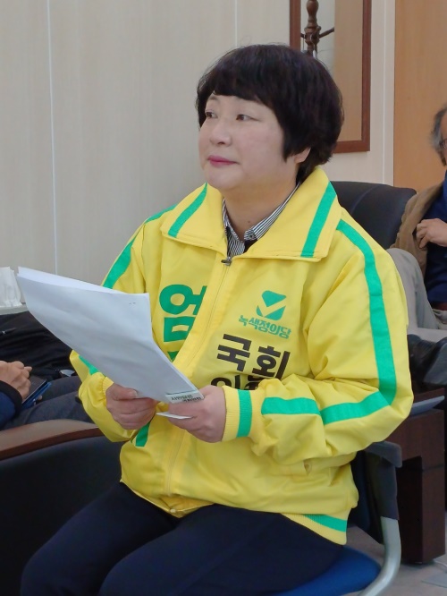 엄정애 녹색정의당 경북도당 위원장이 7일 경북 경산시청에서 총선 출마 기자회견을 열고 있다.[사진=김병진 기자]