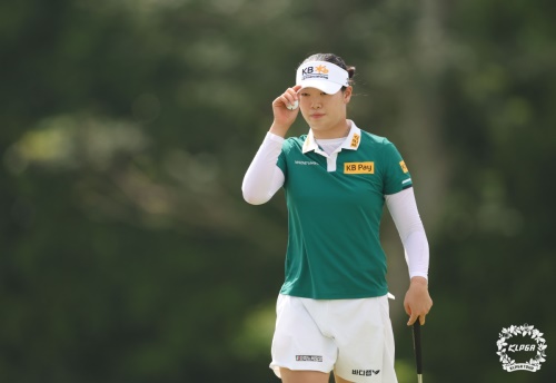 개막전 첫날 7언더파를 때려 선두에 나선 방신실. [사진=KLPGA]
