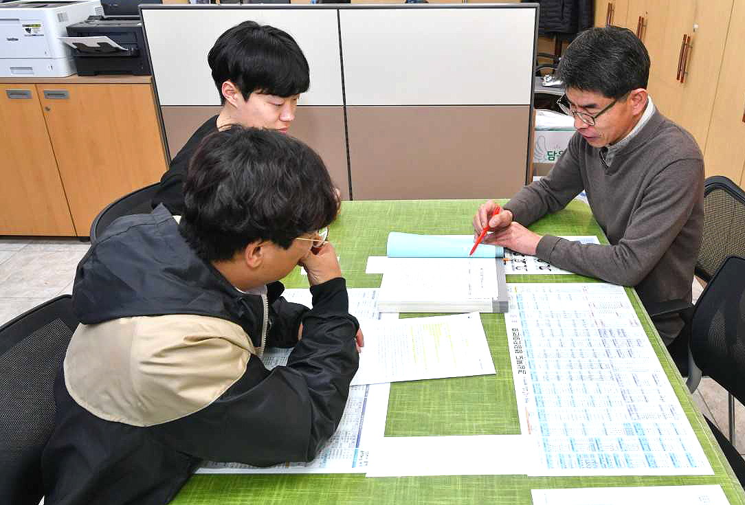 영주시가 운영 중인 인허가 복합민원 야간상담서비스가 시민들의 호응을 얻고 있다.(영주시 제공)