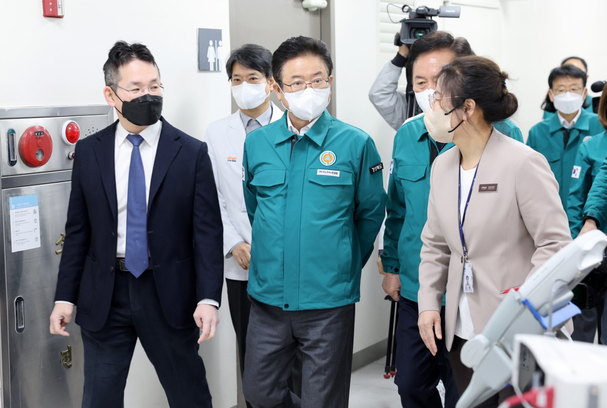 이철우 경북지사는 8일 안동병원을 방문해 의료진을 격려했다.[경북도 제공]