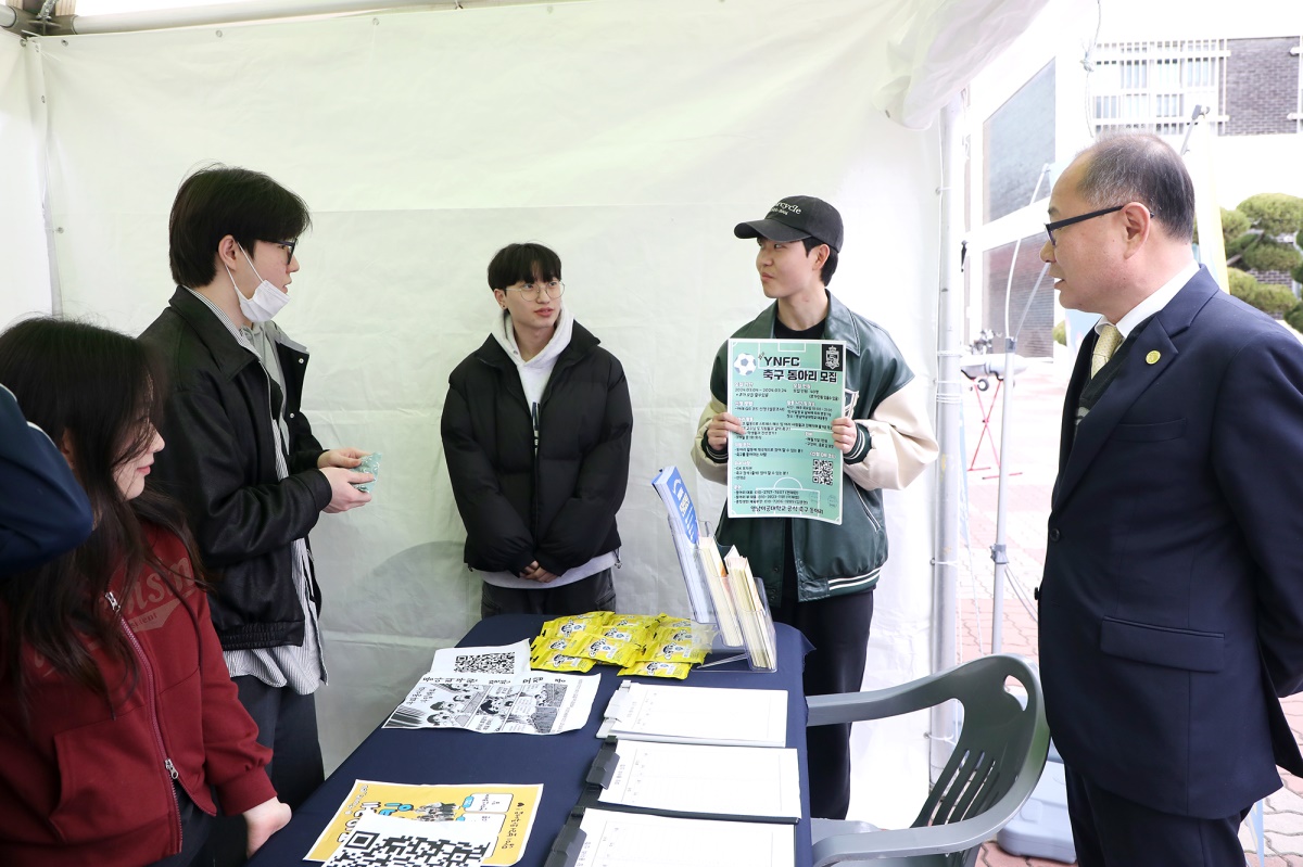 이재용 총장이 대학내 축구동아리 학생에게 동아리 설명을 듣고 있다[영남이공대 제공]