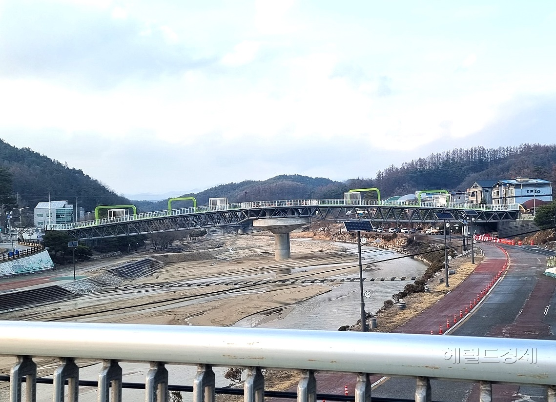 봉화군은 불과 100m 떨어진 거리에 멀쩡한 다리가 있지만 70여억의 예산을 투자해 새로운 다리를 건립해  졸속행정이다는 비난을 받고 있다(헤럴드 DB)