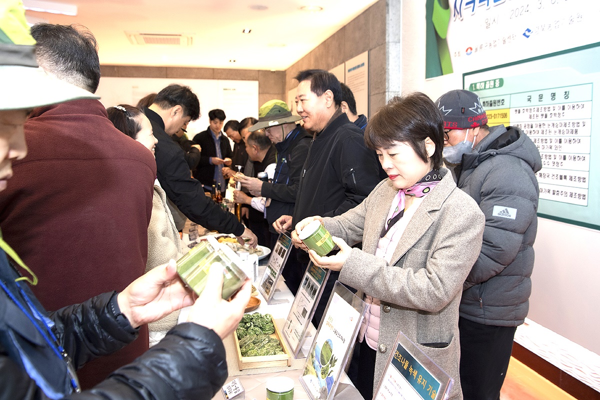 박상연  울릉 부군수와 남진복 경북도의원등 관계자들이 제품을  들어 보이고 있다(울릉군 제공)