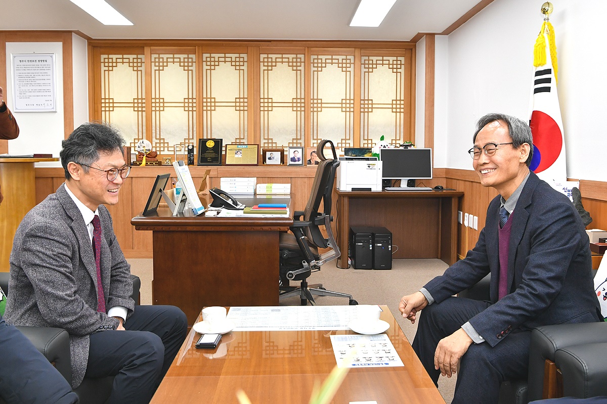 김홍목(왼편) 부산국토관리청장과 박남서 영주시장이 환담하고 있다. (영주시 제공)