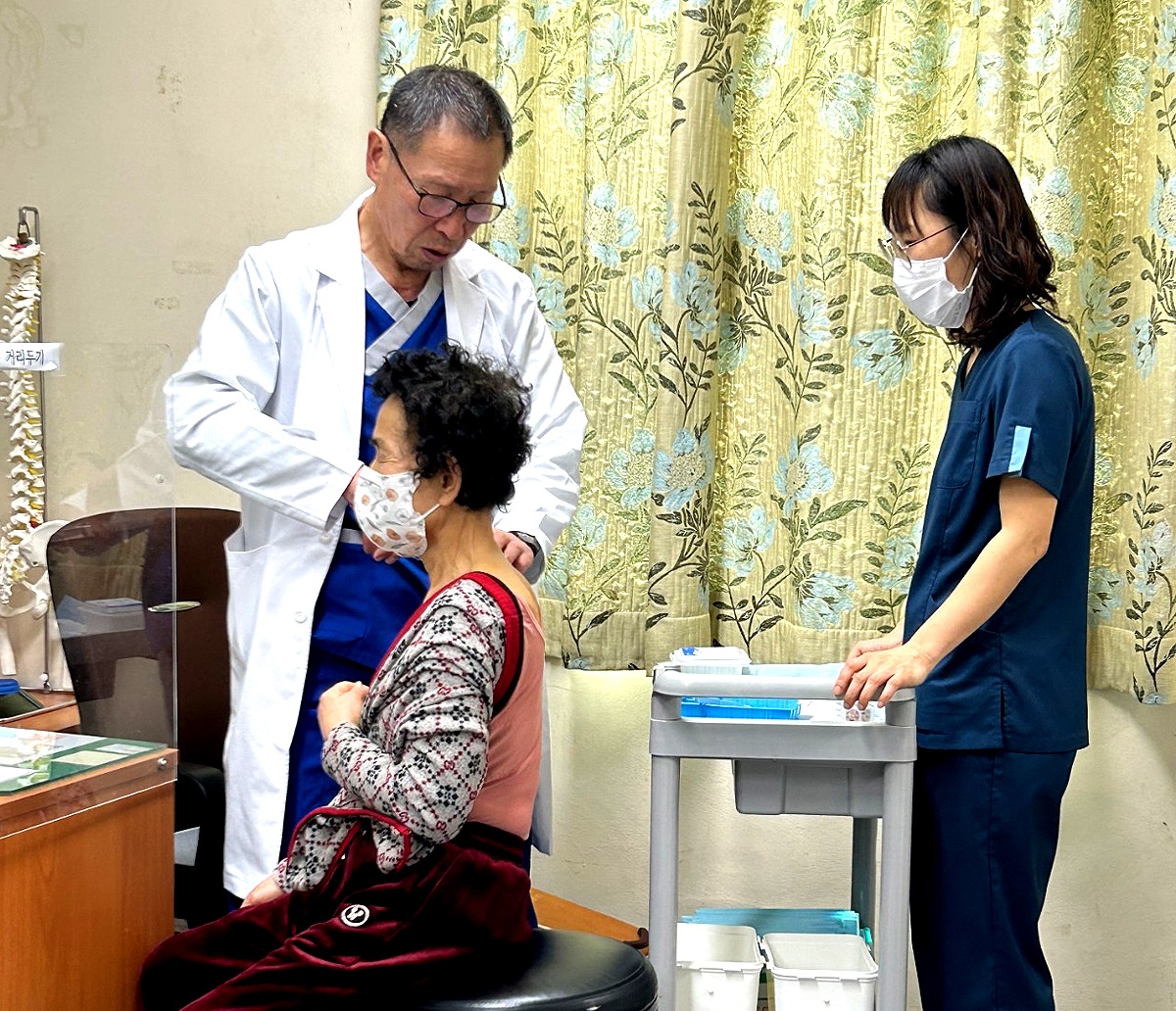정형외과 전문의가 없는 울릉도에 전문의 진료 시작으로 섬 주민들이 진료가 이어지고 있다(울릉군 제공)