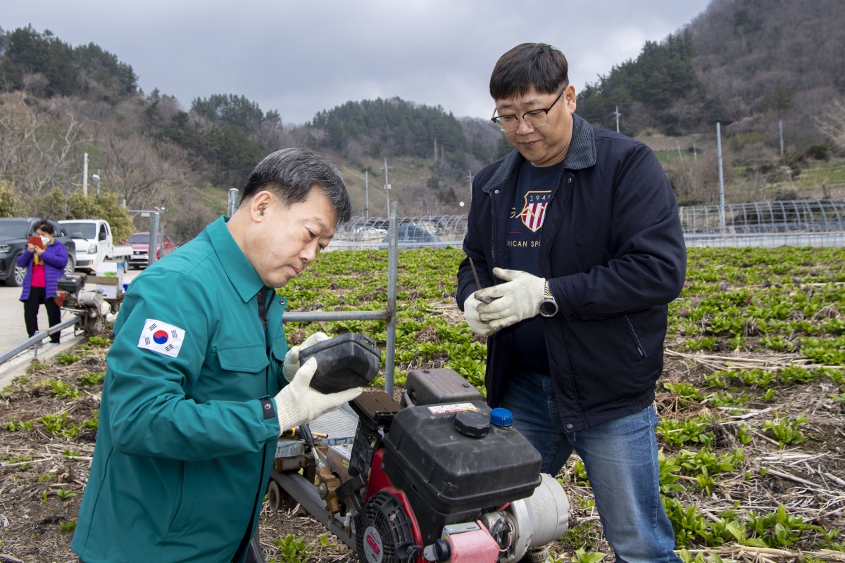 남한권(왼쪽) 울릉군수가 모노레일 순회점검 현장을 확인하고 있다(울릉군 제공)